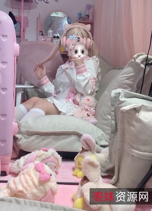 《小奥喵妹子秀场：310MB网红美少女，高颜值完美身材，二次元视频让你无法自拔》