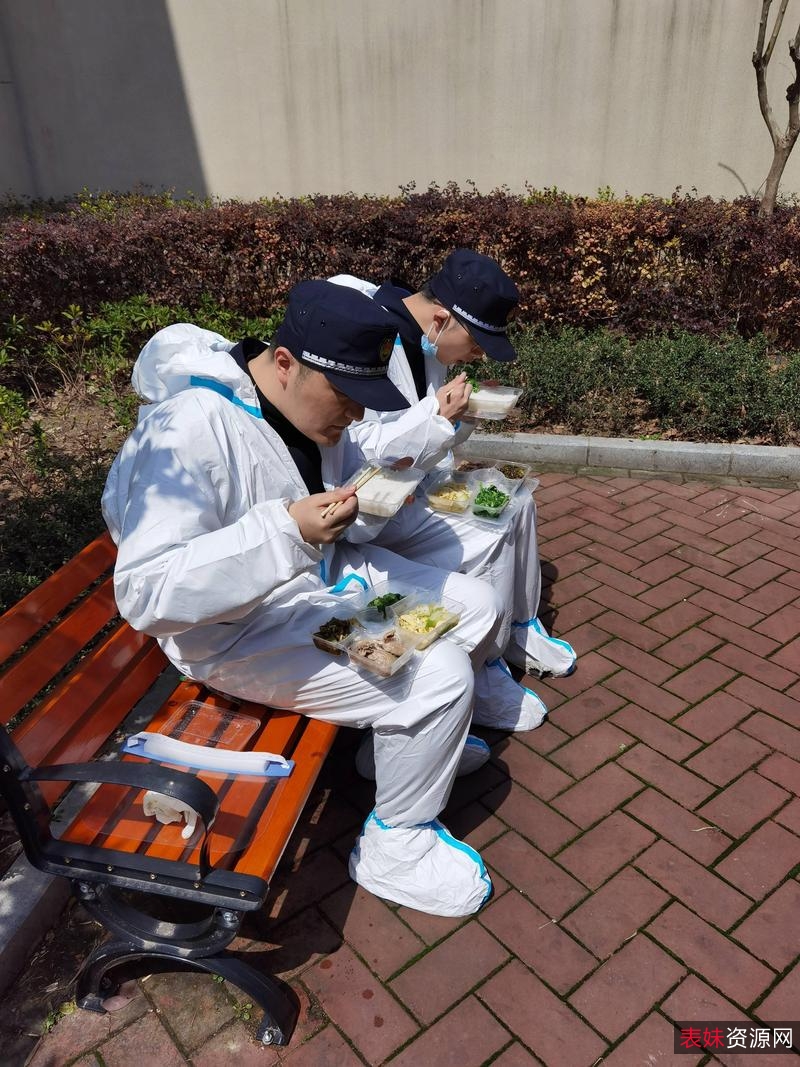 《2022：神秘目击者的失控生活/4K/惊悚/内嵌中字》