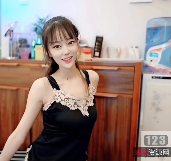 安冉网红热情活力精彩画面：抖音安冉写真作品古风汉服睡裙红肚兜浅旗袍清凉蓝白纱衣小兔尾COS莉哥韩安冉