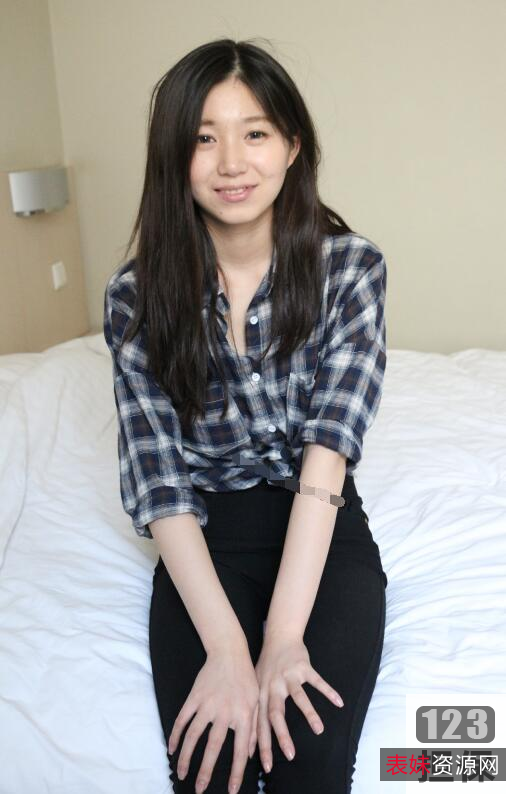 张静文网红视频资源：黑白丝质裙、格子衬衫、互动自我展示、清纯浓妆、白菜火、10G图集分卷压缩