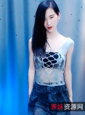 《虎牙小小兔：安全诱惑的性感颜值与美味泳衣》