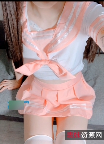 《网红{{网红名字}}的粉色梦想——拥有一切，只要你敢于坚持》