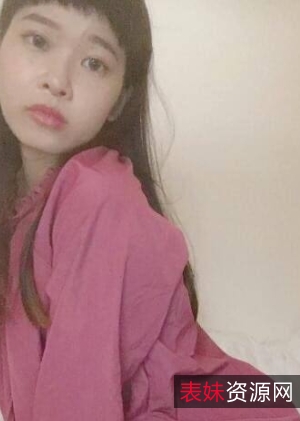 火辣肌肤，网红{{网红名字}}带你感受{{杜撰的姓名}}的美丽诱惑