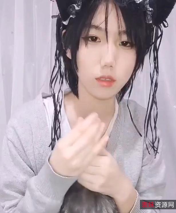 网红FL姬（韵韵）最新发布的视频资源：优雅淡妆的容貌、精致的蚌壳发型、高跟鞋狐狸尾巴、可爱小狗等，让人羡慕不已！