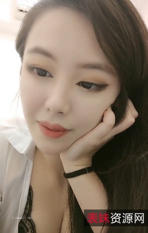 精彩热舞！苏若葳穿暴露衣服，在钢管舞台上热舞，令人着迷