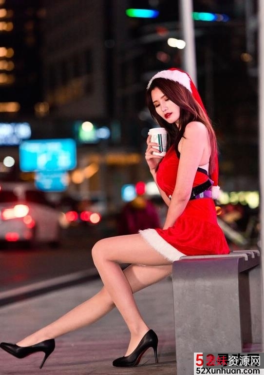 街拍精美高跟长腿圣诞女郎荤素大长腿颜值资源视频大小一部