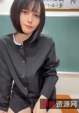 《秋月真凌：网红级别的热门作品，双重美貌的伪娘抖腿舞》