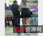 火辣美女短裤诱惑：精致五官真实街拍资源