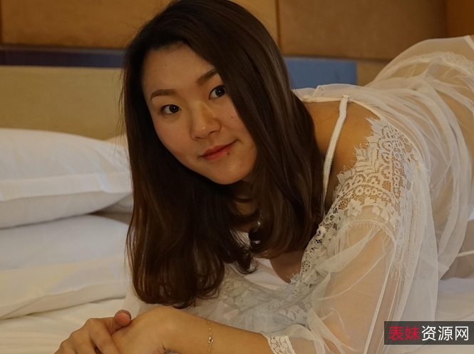 网红小鱼付费约拍视频：勇敢追求梦想的美丽女孩，素人小鱼秀出性感可爱的一面