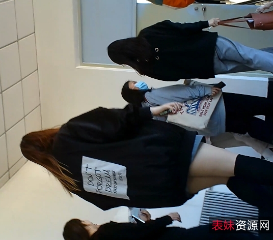 《AK校园系列抄底：精美美腿网红小苹果的第四季风采》