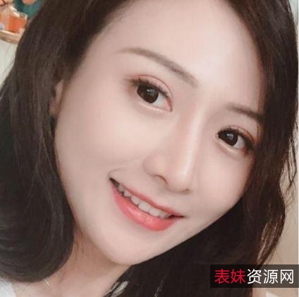 精选网红王珞丹：完美身材、多才多艺的模特兼职业摄影师