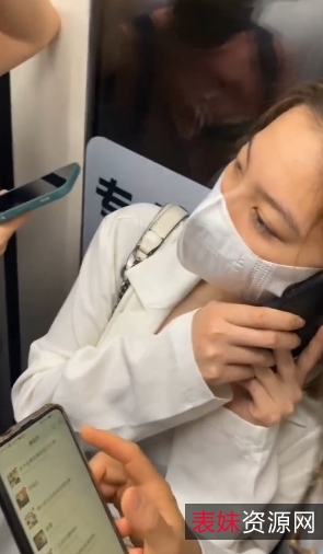 白嫖党必备！高清内衣真实拍摄第一视角，紧张感、代入感、奇妙窥视感，大胆风险，几十部高质量套图，悄悄俯拍地铁，吸引人心！