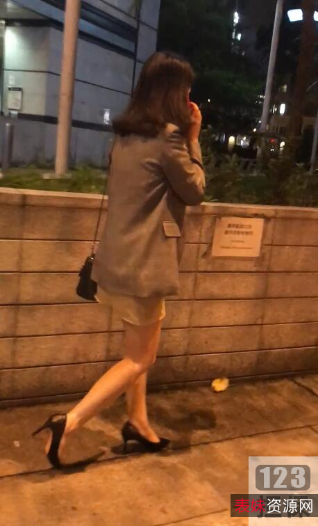 香港街头闪光灯视频：三集四十一部，通过投拍、路人妹子、释放闪光灯、熊孩子、学生、老师、地铁、厕拍，捕捉紧张奇妙的贴近拍摄，激发猎奇心理。