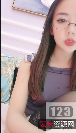 12V12.9G白皙粉嫩妹子大长腿：高颜值、白丝黑丝骚身材