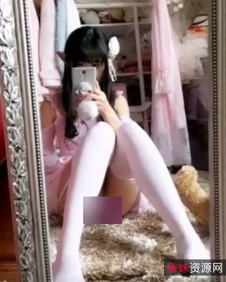 《宅男红人小女神：浮力姬露脸白月光绅士》