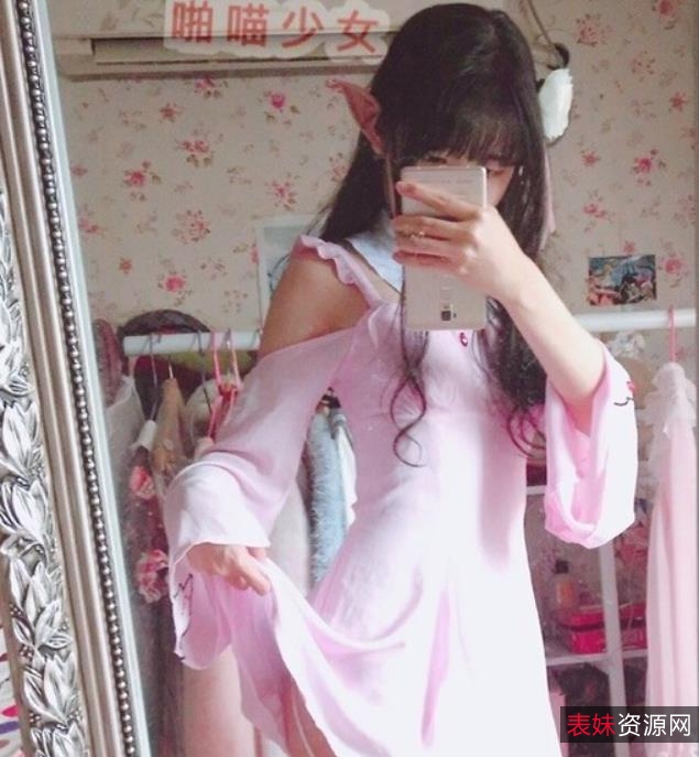 《宅男红人小女神：浮力姬露脸白月光绅士》