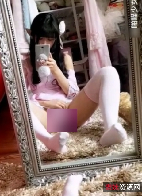 《宅男红人小女神：浮力姬露脸白月光绅士》