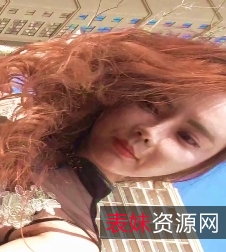 丰满美女穿肉丝包臀裙，高跟长腿，视频百度云分享