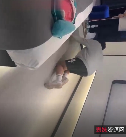 可爱S学生主的原味白袜，闻舔喝圣水，爬行遛狗的视频资源