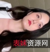 美女穿吊带紧身牛仔裤的长腿视频