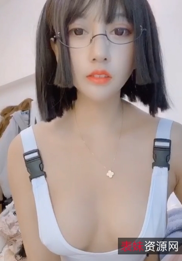 火爆网红过期米线线斗鱼微博写真集：6点半的月亮JK白色旗袍、灰色旗袍和护士风