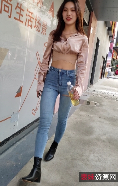 紧身牛仔裤长腿翘臀美女视频9V/8.7G/百度云