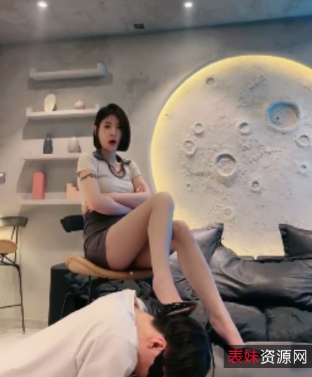 粉嫩白皙裸足舔脚黑丝高跟合集