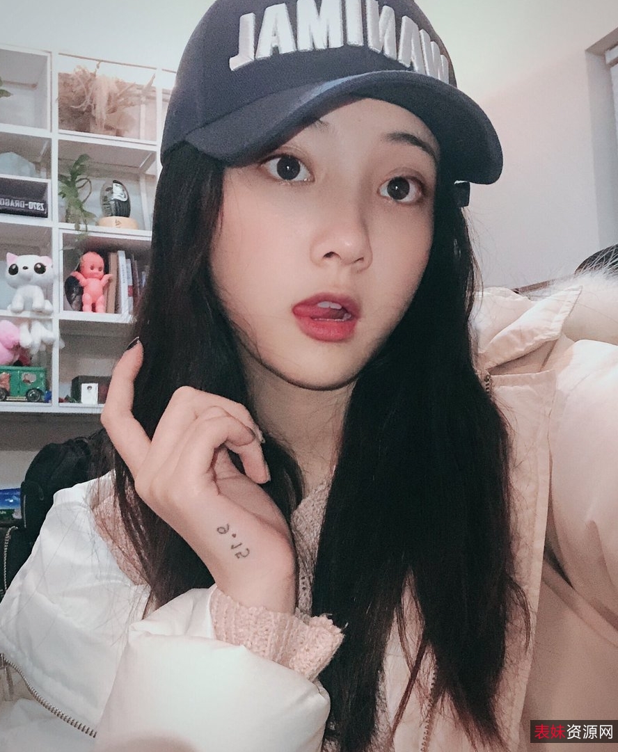 网红Qinweiyingjie(捷哥)11.3G：备受关注的网络红人Qinweiyingjie(捷哥)：外形酷似电影明星的年轻人，身材高大，气质非凡网络红人Qinweiyingjie(捷哥)：展现才华和幽默感，吸引大量粉丝关注