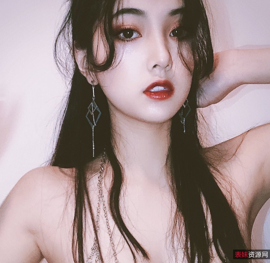 网红Qinweiyingjie(捷哥)11.3G：备受关注的网络红人Qinweiyingjie(捷哥)：外形酷似电影明星的年轻人，身材高大，气质非凡网络红人Qinweiyingjie(捷哥)：展现才华和幽默感，吸引大量粉丝关注