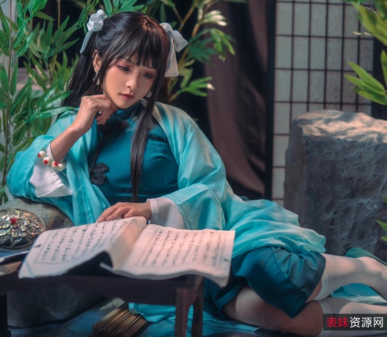 神秘迷人：九九八吖的多彩角色展示