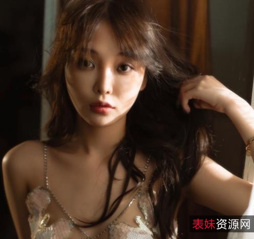 高端摄影师玫瑰娅幺幺茶私拍作品作品，16个视频977M，唯美特写点赞