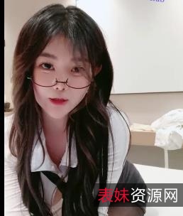 娃娃臉眼鏡萌妹自拍视频1V-1.1G，完美身材曲线S，近镜头观看