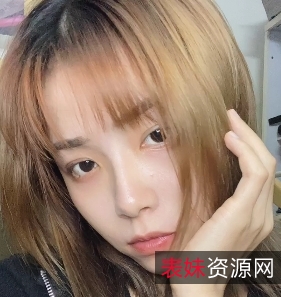 美女特写：诱惑的口腔、舌头和喉咙