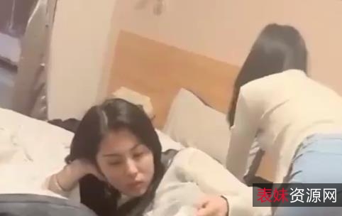 双F高颜值女孩自拍闺蜜视频，S魅力尽显，身材完美无瑕