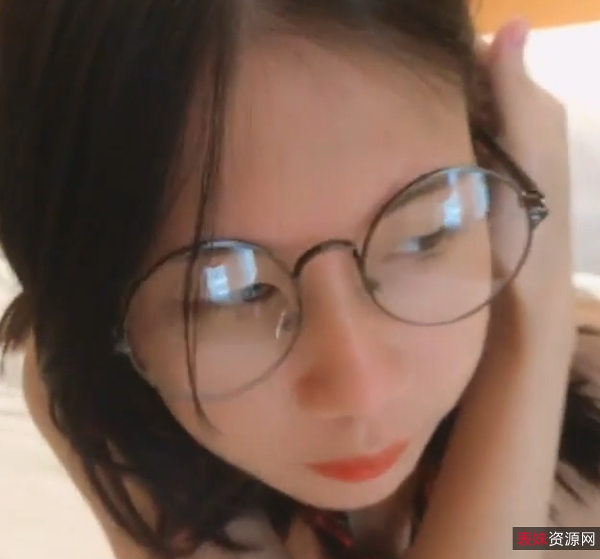 清純妹子互动誘惑，私拍福利酒店无屏障内释