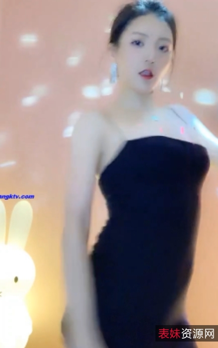 花椒丨千岁自录剪辑版热舞骚到极致，百度云空档视频共41段，粉丝疯狂追捧