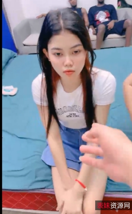 00后青春时尚：6个小西瓜黑白配299v177g