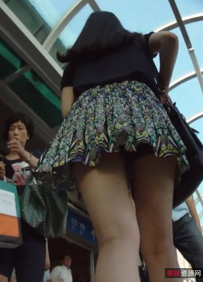 示了不同的才华和魅力，让人目不暇接。如果你是一个视频爱好者，那么这个小合集绝对不容错过。如果你对这个小合集感兴趣，可以通过网盘下载来观看。不仅可以欣赏到各种精彩的视频内容，还可以享受到高清画质带来的视觉盛宴。快来下载这个网络收集的CD视频小合集，让自己沉浸在无尽的视频乐趣中吧！