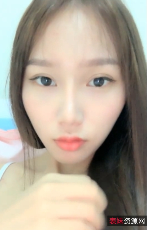 这段内容描述了一个名叫小舟的主播在其直播合集中的吸引力,包括他的外貌描述和发布的视频数量。根据这些信息,一个可能的标题可以是:小舟141v51g:独特魅力的直播合集这个标题结合了主播的名字、视频大小和数量,突出了他的独特魅力和吸引力。