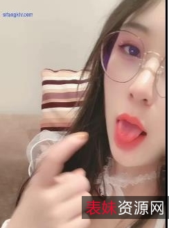 砂糖女神：高颜值长腿A4腰，优雅迷人的街头风采