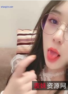 砂糖女神：高颜值长腿A4腰，优雅迷人的街头风采