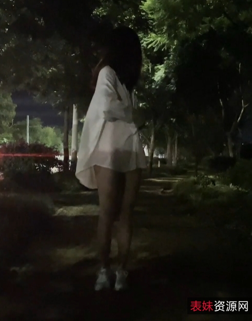 小小星户外展示9v9g视频：阳光帅气的探险者