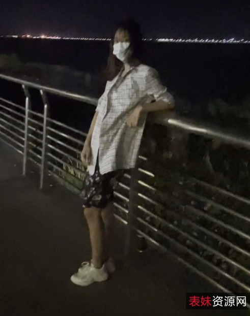 小小星户外展示9v9g视频：阳光帅气的探险者