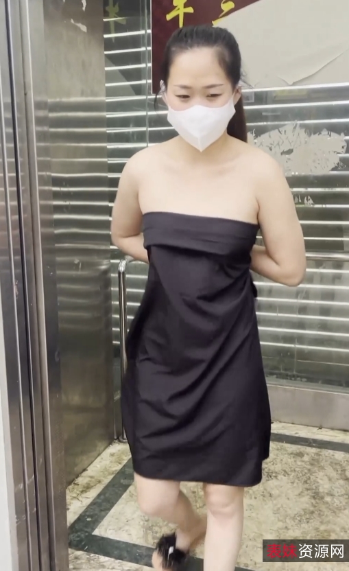 小小星户外展示9v9g视频：阳光帅气的探险者