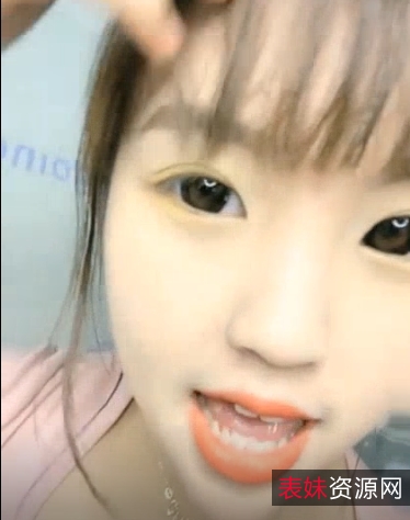 斗鱼新人小妖孽尺度合集：软萌童颜大球身材，387分钟萌妹自娱自乐