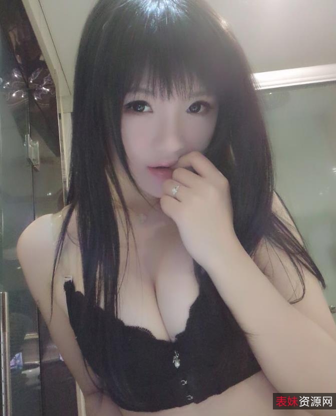 微博高端定制米妮大萌萌最新合集2.4G，浴室清纯女神展现完美身躯