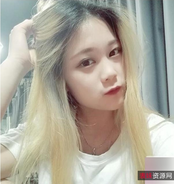 美足女神希妹私拍合集20V9.5G，优雅双足与超短裙相结合