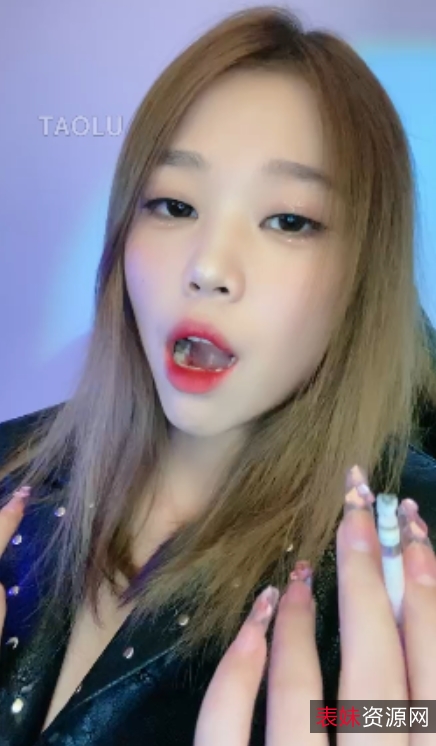 白桃套路直播烟灰挑战1V350MB纯欲天花板超清特供